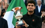 L'ESpagnol Carlos Alcaraz avec le trophée de vainqueur du Masters 1000 de Rome après sa victoire en finale contre l'Italien Jannik Sinner le 18 mai 2025
