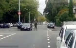 Un policier surveille une rue près de la mosquée où s'est produit une fusillade, le 15 mars 2019 à Christchurch