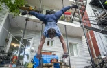Antino Pansa, étudiant en cirque, s'entraîne dans la cour devant chez lui, le 6 juin 2020, à Montréal, au Canada