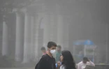Des piétons dans une rue de New Delhi, lors d'un pic de pollution, le 9 novembre 2017 en Inde