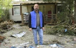 Arnaud Leclercq, propriétaire d'un camping, devant un bungalow détruit par les inondations, le 9 octobre 2020 à Roquebillière, dans les Alpes-Maritimes