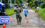 Contrôle du port du masque par la police à Suva, aux Fidji, le 3 juillet 2021