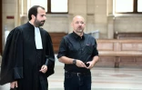 Vincent Crase (D) le 9 juin 2023 au palais de justice de Paris avec son avocat Robin Binsard
