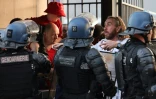 Des gendarmes contiennent des supporters avant la finale de la Ligue des champions entre Liverpool et le Real Madrid le 28 mai 2022 au Stade de France