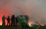 Heurts entre des policiers et des supporters de Saint-Etienne qui ont envahi le terrain après la défaite du club contre Auxerre, à Saint-Etienne le 29 mai 2022