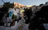 Une ruelle d'Anafiotika, un quartier situé dans la zone archéologique de l'Acropole, le 6 juillet 2018 à Athènes, en Grèce