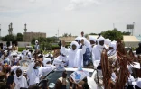 Le chef de l'Union des forces pour la démocratie et le développement (UFDD), Mahamat Nouri (C), salut ses partisans à son arrivée à N'Djamena, le 18 août 2022, après 16 ans d'exil 