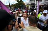 Le candidat de la coalition Equipo Colombia, Federico Gutierrez (C), salue ses partisans lors d'un rassemblement à Bogota, le 3 mai 2022