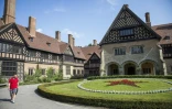 Des touristes visitent le château de Cecilienhof à Potsdam, le 2 août 2019