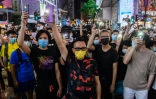 Des manifestants prodémocratie tiennent leurs smartphones à la main, lumière allumée, lors d'un rassemblement à Hong Kong, le 12 juin 2020