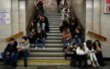 Des habitants de Kiev réfugiés dans une station de métro lors d'une alerte aérienne, le 29 décembre 2023