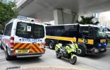 Un véhicule (d) supposé transporter l'ex-magnat des médias prodémocratie Jimmy Lai arrive dans le tribunal de West Kowloon, le 12 janvier 2026 à Hong Kong