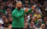 Ime Udoka,l'entraîneur de Boston, donne ses consignes pendant le match 3 de la finale NBA contre les Golden State Warriors le 8 juin 2022 à Boston