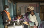Une femme vote à la présidentielle, le 12 août 2021 à Lusaka, en Zambie
