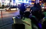 La police de Miami Beach veille sur Ocean Drive, en Floride le 22 mars 2019