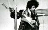 Jimi Hendrix, qui a joué une interprétation futuriste de l'hymne américain à Woodstock, ici le 24 mai 1967 à Stockholm, en Suède