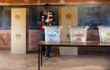 Le président zimbabwéen Emmerson Mnangagwa vote dans une école primaire, le 30 juillet 2018