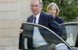 Le président du MoDem et éphémère ministre de la Justice Francois Bayrou (c), arrive avec l'actuelle députée MoDem Marielle de Sarnez au palais de l'Elysée, à Paris, le 25 juin 2016