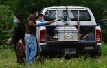 Des proches font leurs adieux à une victime du coronavirus dans un cimetière au nord de Tegucigalpa, au Honduras, le 21 juin 2020