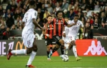 Elye Wahi, balle au pied, s'infiltre entre les Messins Bouna Sarr (à droite) et Terry Yegbe lors d'un match de la 34e et dernière journée de Ligue 1 entre l'OGC Nice et le FC Metz le 17 mai 2026 à l'Allianz Riviera de Nice