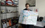 L'écolier tchèque Matej, atteint du syndrome d'Asperger, montre un plan qu'il a dessiné, le 29 janvier 2018 dans sa chambre à Cerbisuce, en République Tchèque