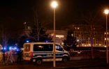 Des policiers sur les lieux où une personne a été poignardée au Mémorial de l'Holocauste à Berlin, le 21 février 2025