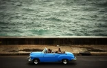 Une voiture sur le Malecon, le boulevard qui longe la mer à La Havane, le 23 mars 2016