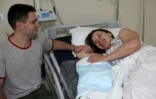 Alina and Pavlo Kondratiouk après la naissance de leur fils Maksym, à la maternité de Kiev, le 14 juin 2024 en Ukraine