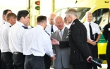 Le roi Charles III (c) rencontre les personnels des services d'urgences lors de sa visite à Southport, le 20 août 2024 dans le nord-ouest de l'Angleterre
