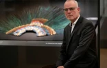 Le commissaire Gerard van Bussel devant le "penacho", coiffure de cérémonie dont la légende veut qu'elle ait été portée par l'empereur aztèque Moctezuma, exposée au Musée d'ethnologie à Vienne, le 15 octobre 2020