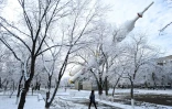 Une fusée Soyouz érigée en monument dans la ville de Baïkonour, le 7 décembre 2021 au Kazakhstan