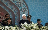 Photo du président Hassan Rohani entouré de responsables de l'armée iranienne lors d'une parade militaire à Téhéran, le 22 septembre 2015