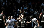 Le centre de Lyon Loann Goujon fait une passe lors du match de Top 14 entre Lyon et Montpellier au stade Gerland le 30 avril 2022 à Lyon