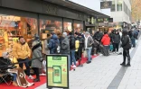 File d'attente devant une boutique Lindt à Stuttgart pour acheter une tableau de chocolat de Dubaï, le 15 novembre 2024 en Allemagne