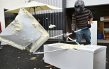 Un homme détruit un frigo à coups de masse, le 30 juin 2017 dans une entreprise de déménagement à Noyal-Châtillon-sur-Seiche (Ille-et-Vilaine)