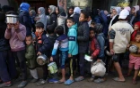 Des Palestiniens déplacés font la queue pour recevoir de la nourriture dans un centre de distribution à Deir el-Balah, dans le centre de la bande de Gaza, le 26 novembre 2024