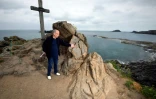 Patrick Cellier, membre de l'association Les amis du travail du prêtre Fouré, montre des rochers sculptés par l'abbé à Saint-Malo le 27 juin 2017