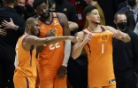 Devin Booker (d), Deandre Ayton (c) et Chris Paul des Phoenix Suns célèbre leur qualification en finale de la NBA après leur victoire chez les Los Angeles Clippers le 30 juin 2021 