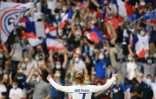Le milieu de l'équipe de France Antoine Griezmann célèbre avec les supporters du Stade de France son but marqué contre la Bulgarie en amical le 8 juin 2021
