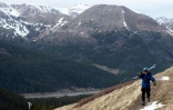 Le skieur Tim Faris à la recherche de neige près du col de Loveland, dans les montagnes du Colorado, le 13 mai 2026