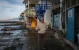Un habitant devant des chambres à louer dans le village de Klima, sur l'île grecque de Milos, en mer Égée, le 4 février 2026