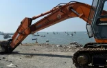 Un bulldozer sur les rives de la baie de Bombay, le 4 janvier 2017