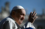 Le pape François salue la foule lors d'une audience générale sur la place Saint-Pierre au Vatican, le 20 mars 2024