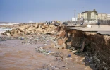 Photo fournie par le bureau du Premier ministre par intérim de Libye, basé à Benghazi, le 11 septembre 2023, d'une route effondrée après des pluies torrentielles à Derna, dans l'est du pays