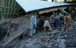 Des habitants fouillent les décombres de maisons à la recherche de victimes après un puissant séisme, le 27 octobre 2015 à Gandao, au Pakistan