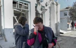 Des infirmières pleurent en découvrant les dégâts infligés à l'hôpital psychiatrique de Mykolaïv, dans le sud de l'Ukraine, après un bombardement russe le 23 mars 2022
