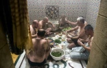 Des hommes déjeunent après s'être baignés au hammam El-Qawwas, un bain turc traditionnel à Alep, dans le nord de la Syrie, le 16 décembre 2021
