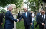 François Hollande, alors président de la République, serre la main du président arménien Serzh Sarkisian devant une stèle à la mémoire de Missak Manoukian, le 13 mai 2014 à Erevan, en Arménie 