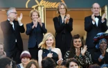 Quatre-vingt-deux stars et femmes du 7e art, dont la présidente du jury Cate Blanchett (C) et la réalisatrice Agnès Varda, réclament "l'égalité salariale" dans le cinéma, le 12 mai 2018 au Festival de Cannes