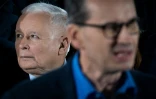 Le Premier ministre polonais Mateusz Morawiecki (d) du parti Droit et Justice (PiS) s'adresse Ă ses partisans avec le vice-Premier ministre et leader du Pis, Jaroslaw Kaczynski, Ă Sandomierz, en Pologne, le 13 octobre 2023